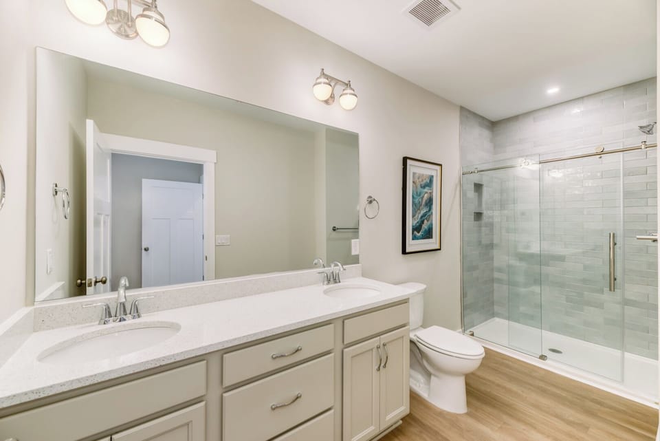 Full Bathroom in King En Suite