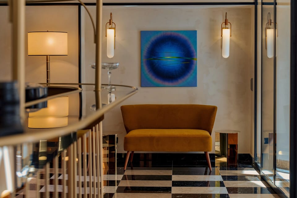 2 bars/lounges