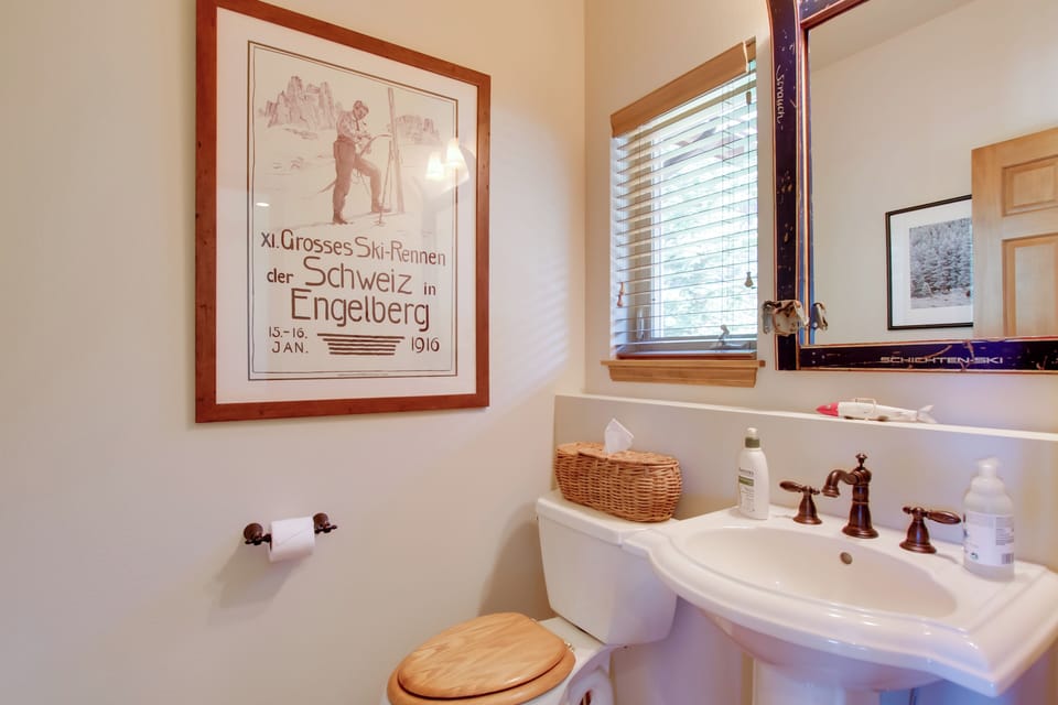 Lake & Mountain Views: Stunning Estes Park Home! Cottage in Estes Park