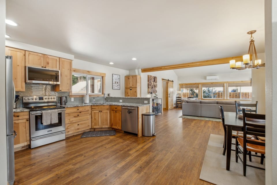 House, 3 Bedrooms | Private kitchen | Fridge, oven, coffee/tea maker, electric kettle