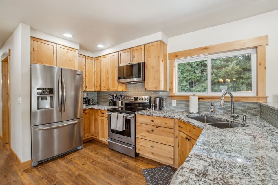 House, 3 Bedrooms | Private kitchen | Fridge, oven, coffee/tea maker, electric kettle