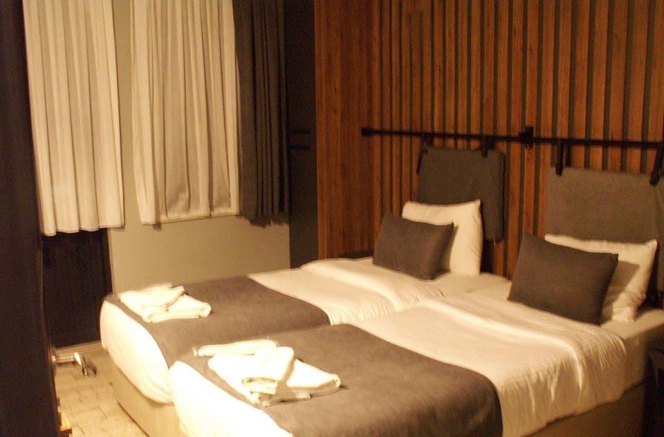 Premium bedding, Select Comfort beds, minibar, WiFi (free)