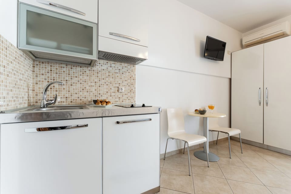 Deluxe Room | Private kitchen | Mini-fridge, stovetop, espresso maker, coffee/tea maker