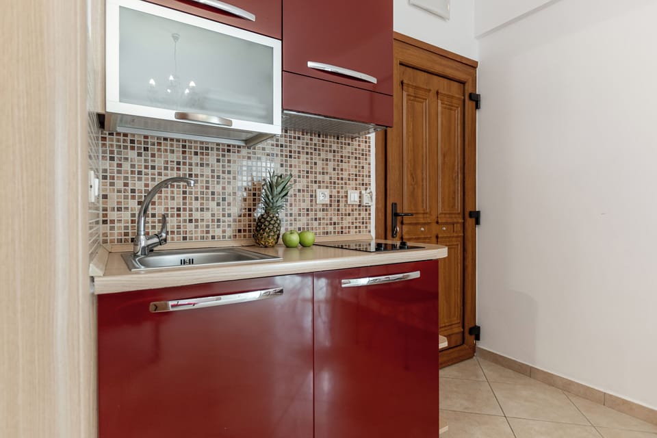 Deluxe Twin Room | Private kitchen | Mini-fridge, stovetop, espresso maker, coffee/tea maker