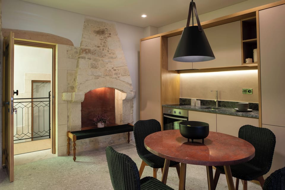 Luxury Suite, Balcony | Private kitchen | Microwave