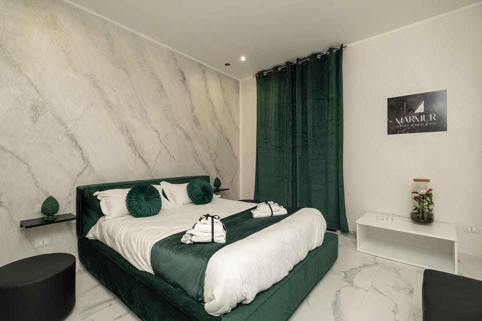 Deluxe Room, Hot Tub, Courtyard View | In-room safe, blackout drapes, soundproofing, iron/ironing board