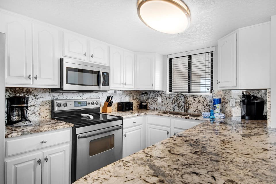 Condo, 1 King Bed with Sofa bed (SunDestin 1715) | Private kitchen | Oven, toaster