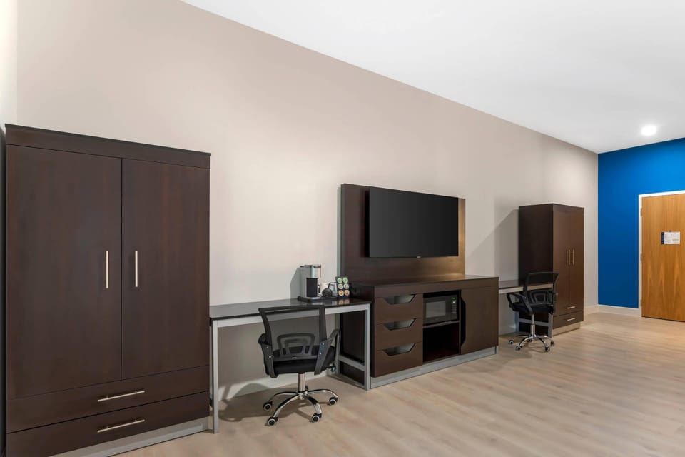 Standard Room, 2 Queen Beds, Non Smoking | Premium bedding, desk, laptop workspace, blackout drapes