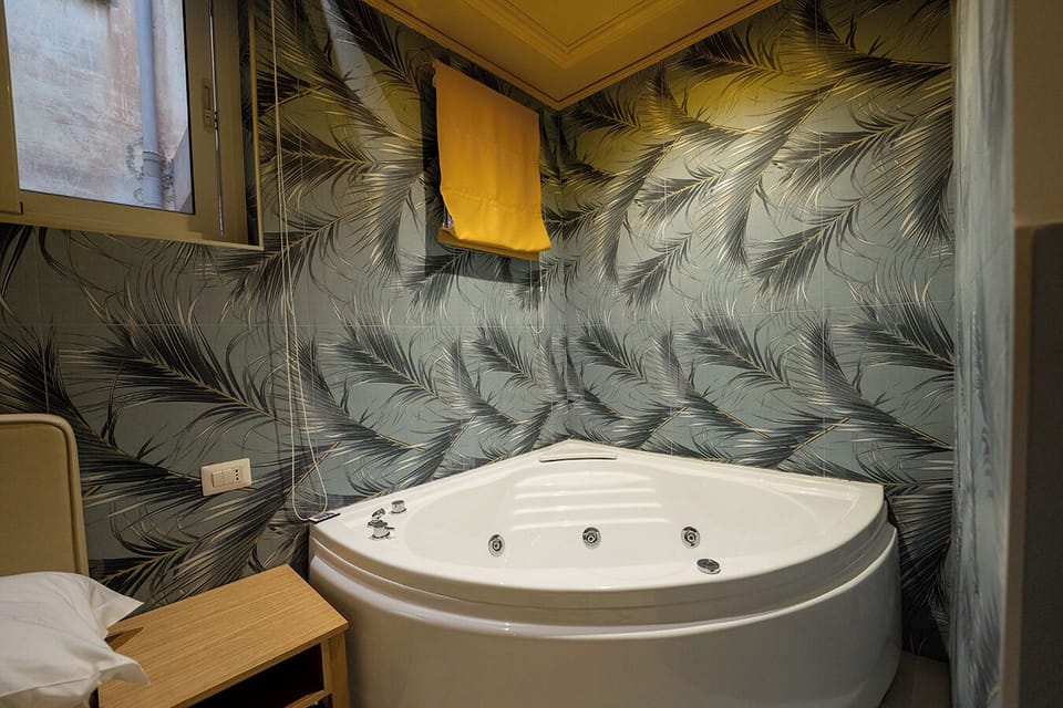Superior Studio Suite | Jetted tub