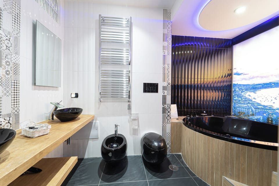 Classic Studio Suite, City View, Annex Building (Piazza Mercato 45) | Bathroom | Shower, free toiletries, hair dryer, towels