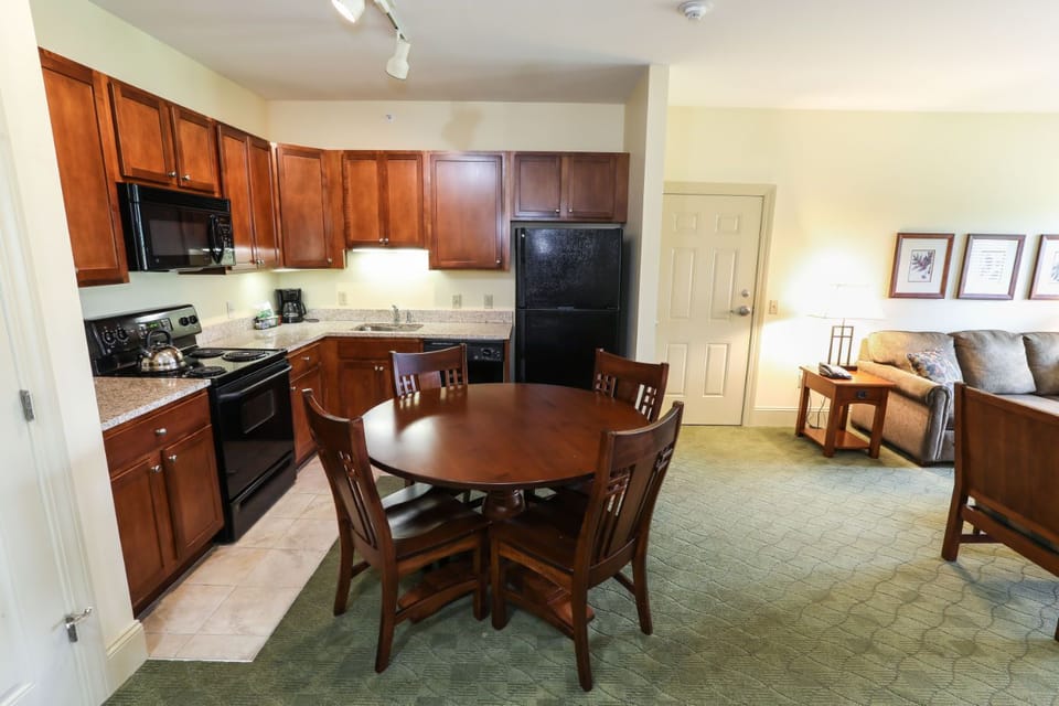 Equipped kitchen and dining area, perfect for preparing and enjoying meals during your stay.