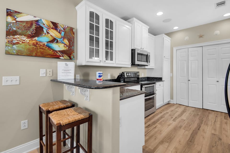 Kitchen & bar area