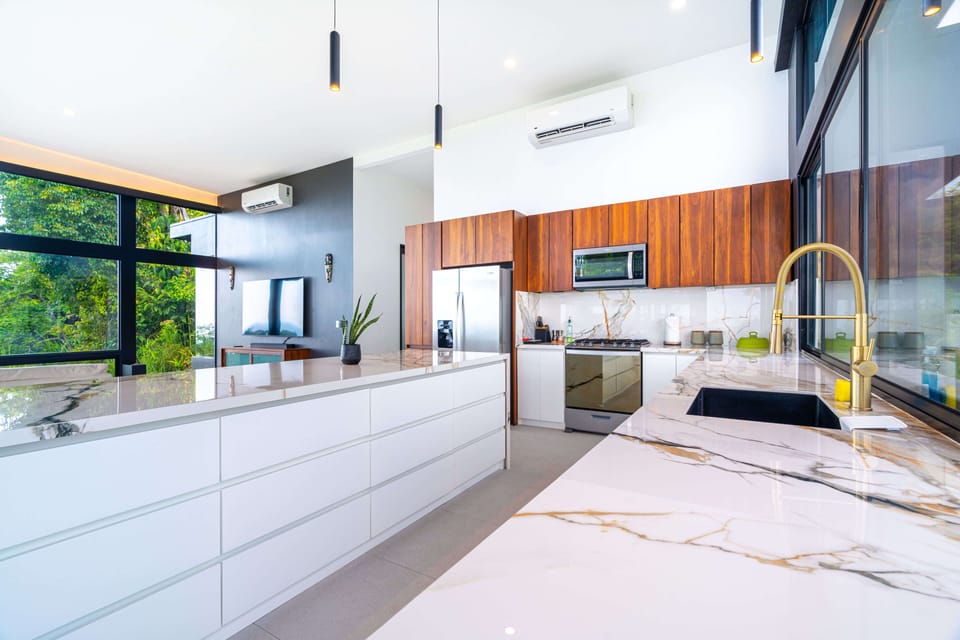 Well equipped and modern kitchen. 