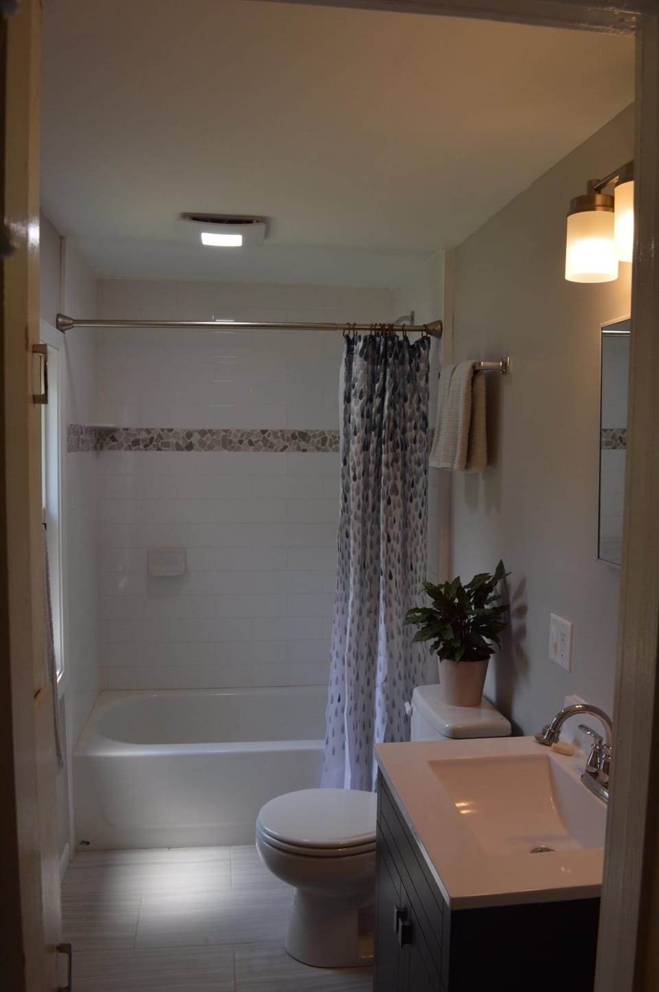 Main Bathroom 1