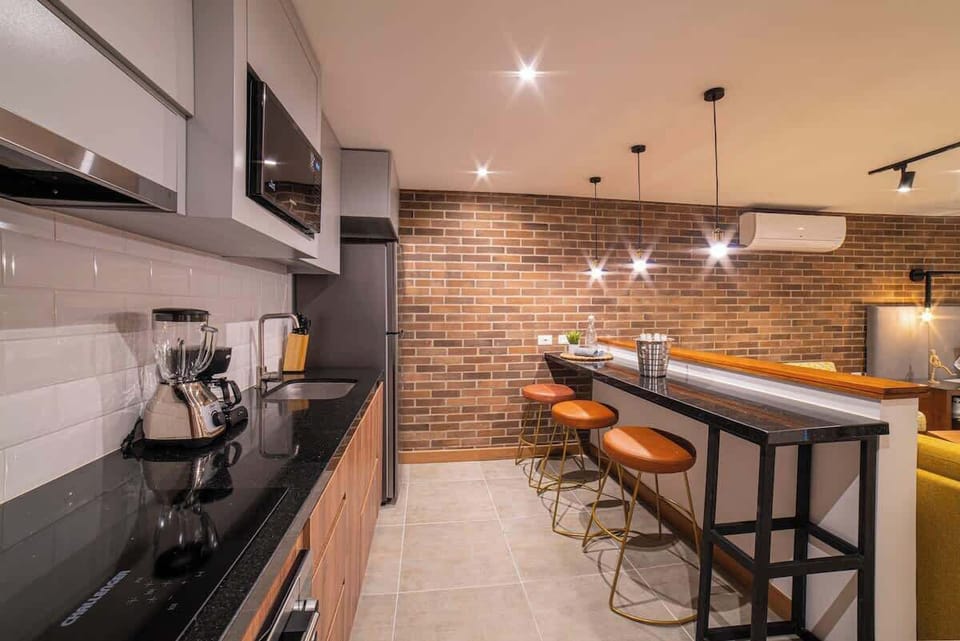 Bar / dining area