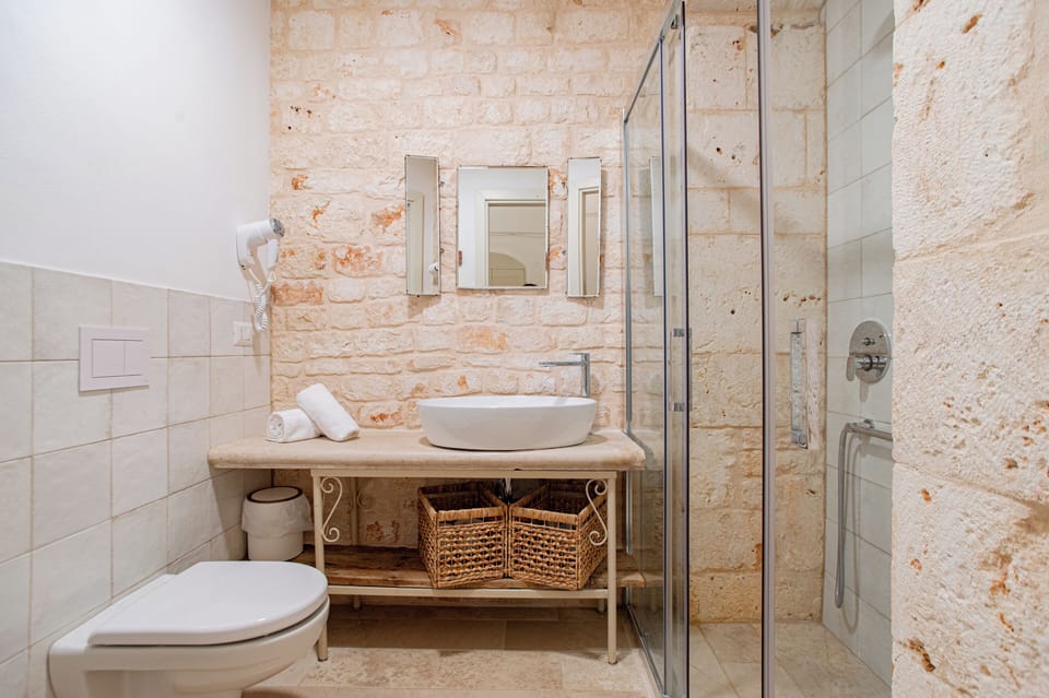 Camera doppia, vista giardino - Melocotogno | Bathroom | Shower, hair dryer, towels, soap