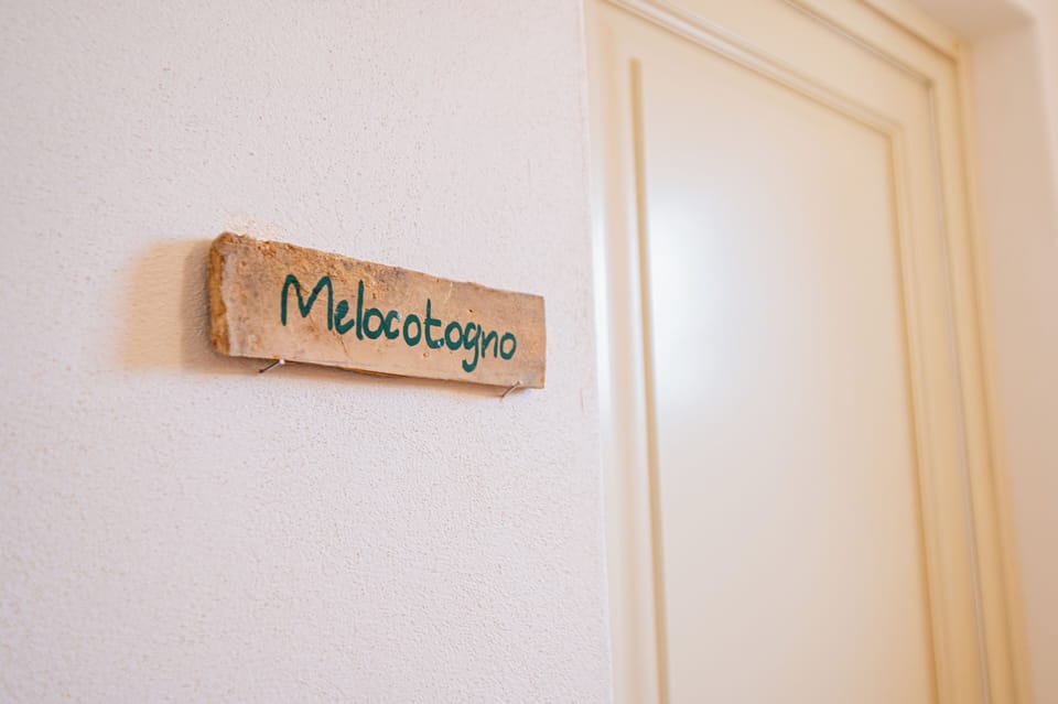 Camera doppia, vista giardino - Melocotogno | Interior detail