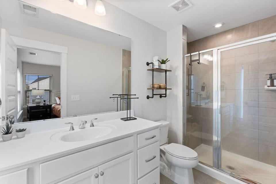 Start your day right with plenty of counter space and a big mirror to make sure you`re ready for whatever Charleston throws at you