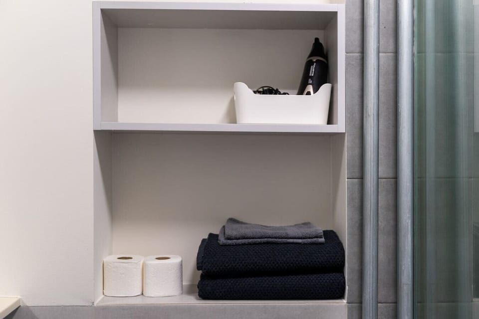 Modern Bathroom with Walk-in Shower – Comfort & Style | Book Now with RENTUJEMY.COM