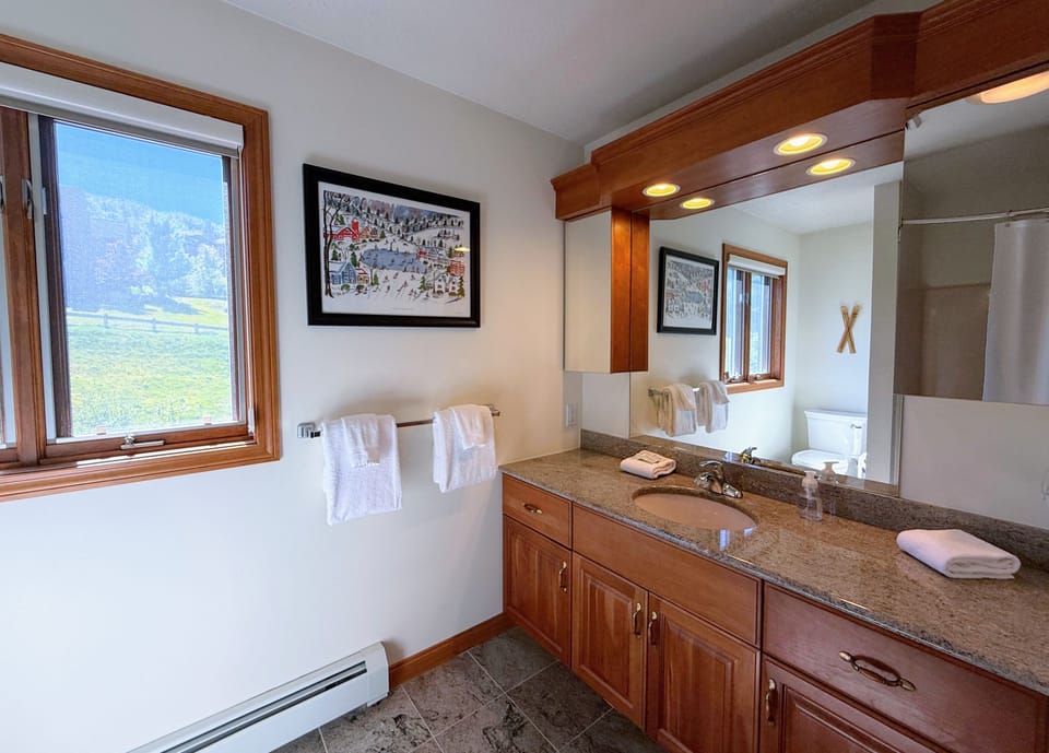 Upper level shared bath with shower/tub combo