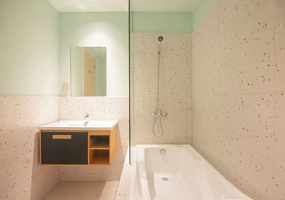 Deep soaking bathtub