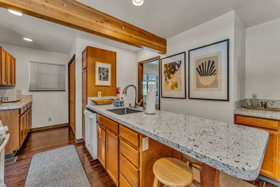 Kitchen: Fully equipped, drip coffee maker, blender, cooking utensils, tableware, toaster