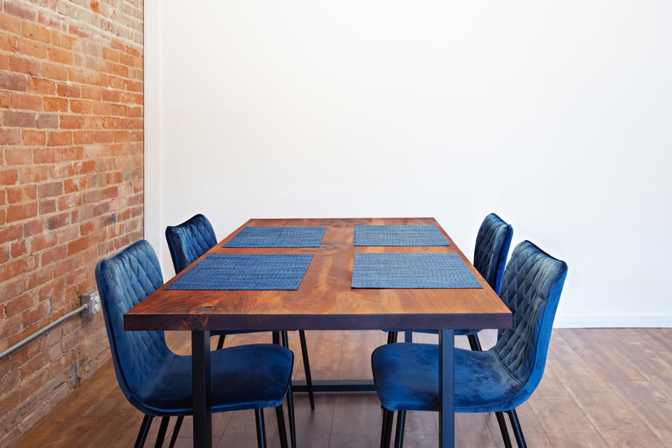 Dining space next to the kitchen. 