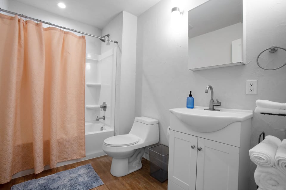 Towels, body wash, shampoo, and conditioner. 