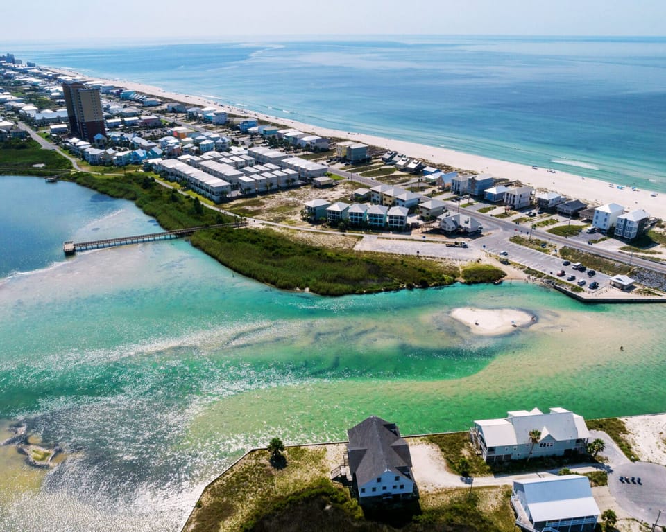 Perfectly situated within a 3 minutes walk of the beach AND lagoon!