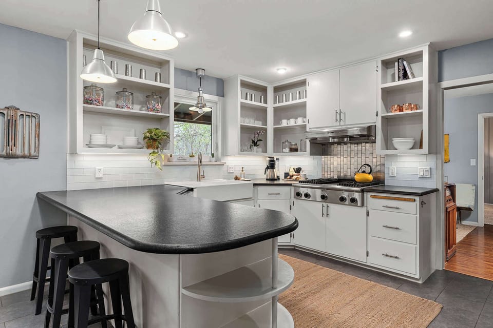 Full kitchen