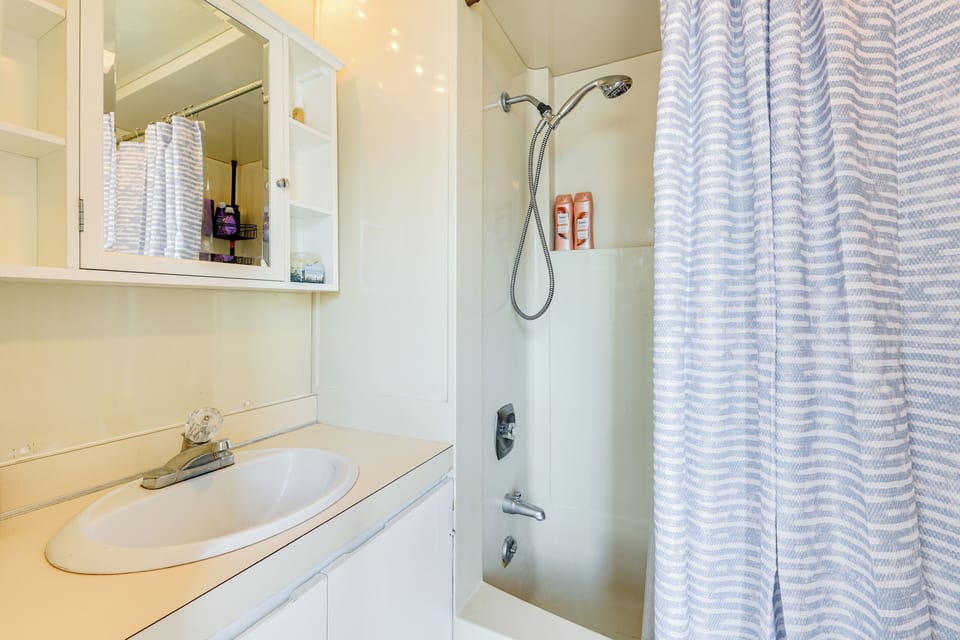 Full Bathroom | Towels Provided