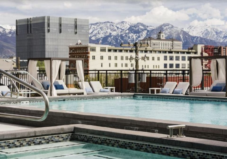 Year round Heated Pool and Hot Tub!