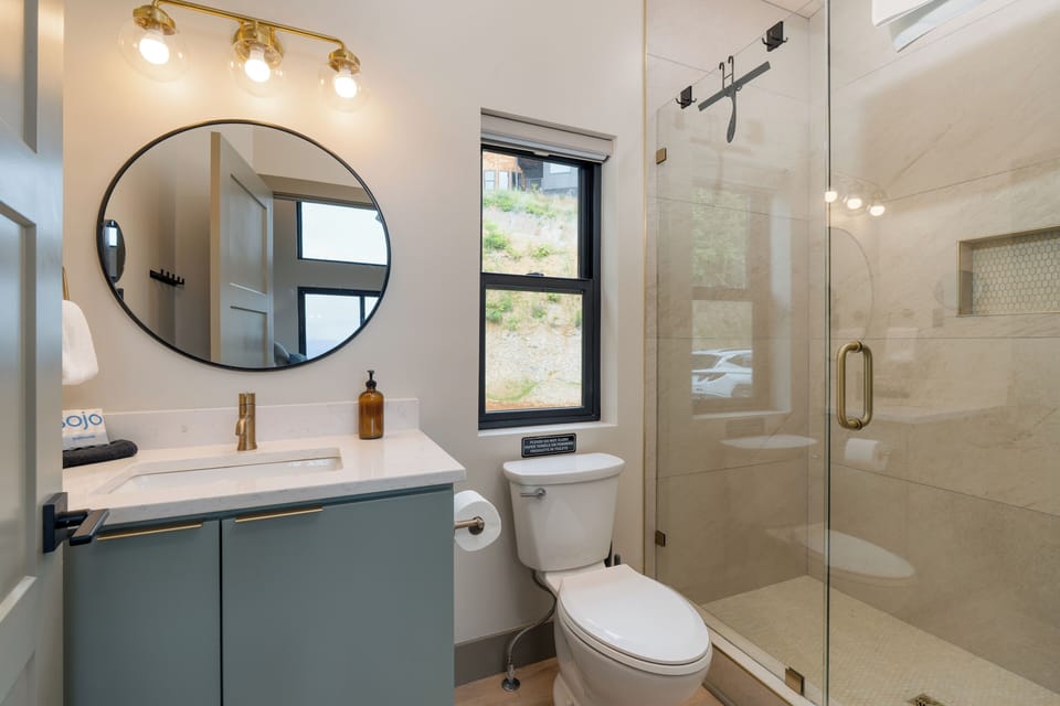 Bedroom 2's ensuite.