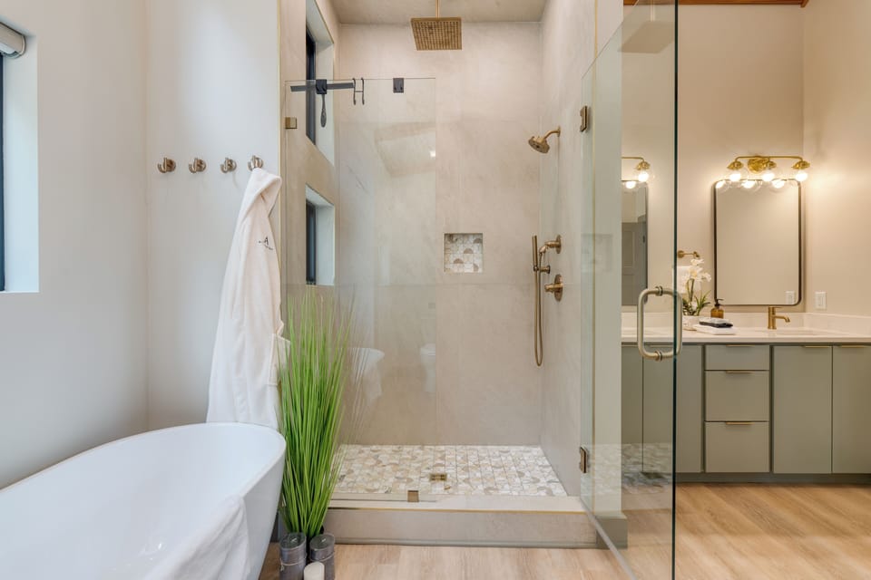 Primary bedroom's ensuite.