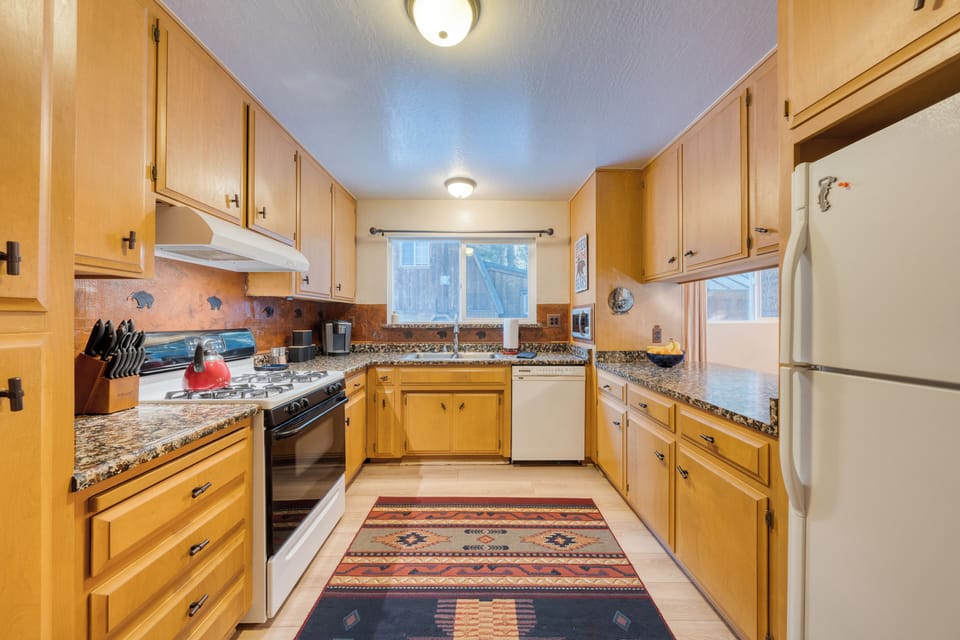 Fully equipped kitchen with all of the essentials.
