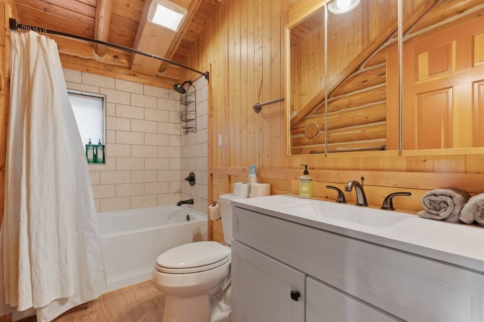 Main Cabin - Bathroom 2
