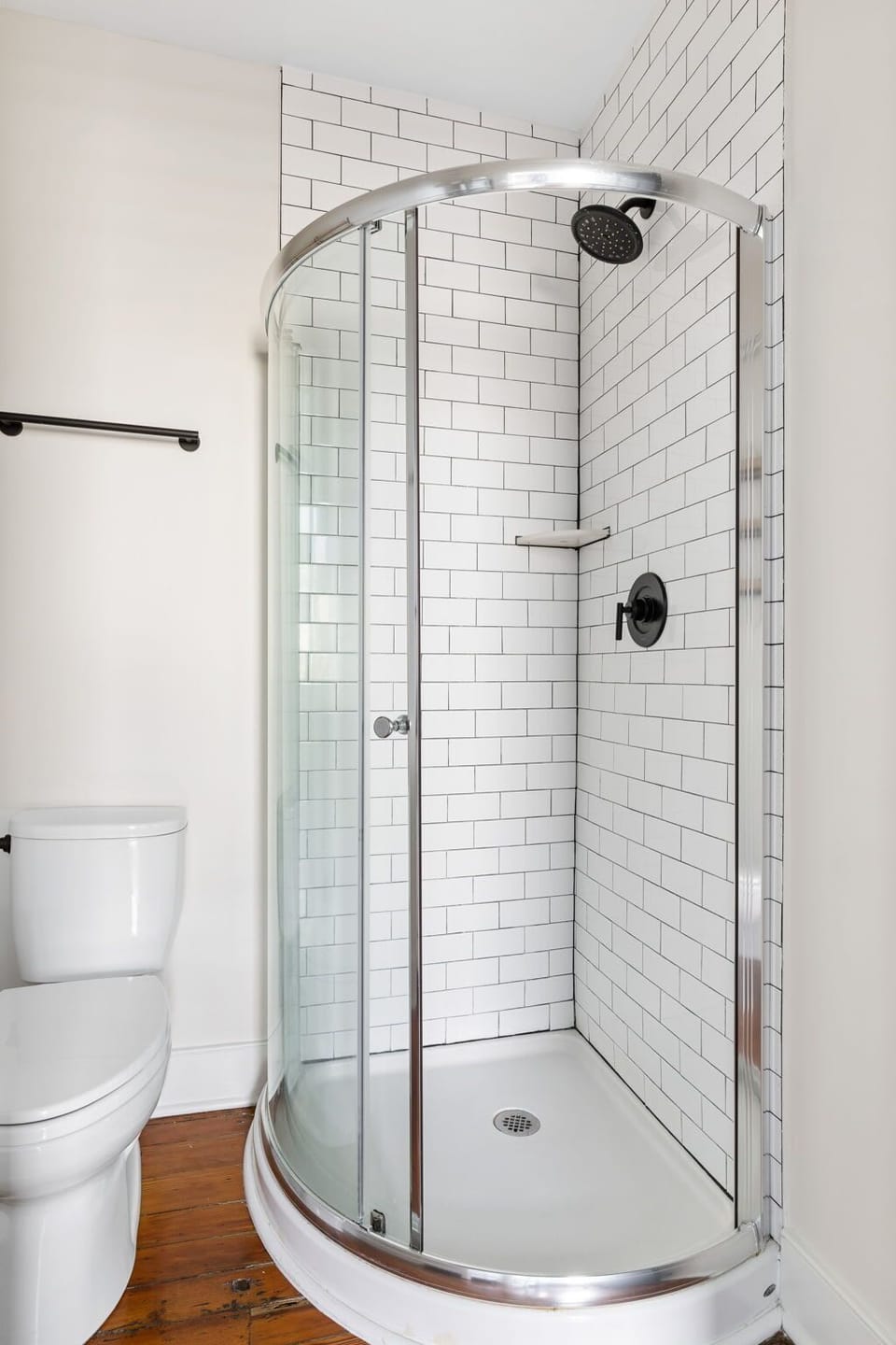 The kind of space that makes a quick rinse feel like a ritual.