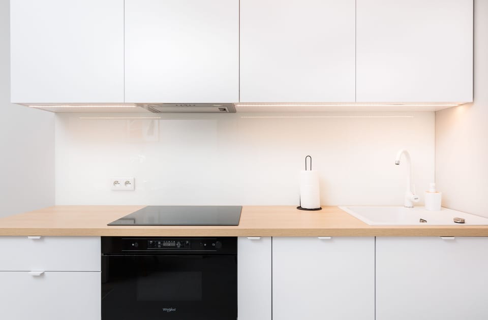 Comfort Condo, Courtyard View | Private kitchenette | Fridge, microwave, oven, stovetop