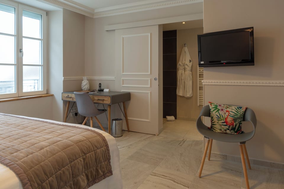 Double Room | Minibar, in-room safe, desk, blackout drapes