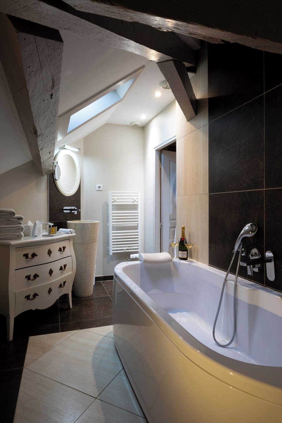 Family Suite | Minibar, in-room safe, desk, blackout drapes