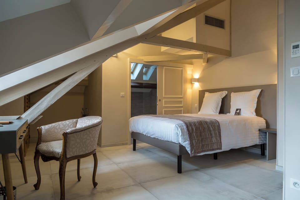 Classic Double Room | Minibar, in-room safe, desk, blackout drapes