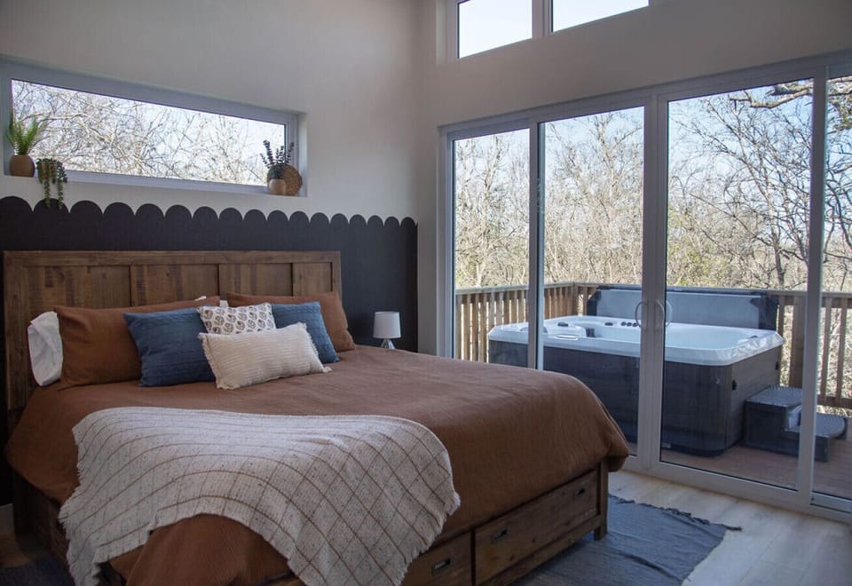 Access to deck and jacuzzi