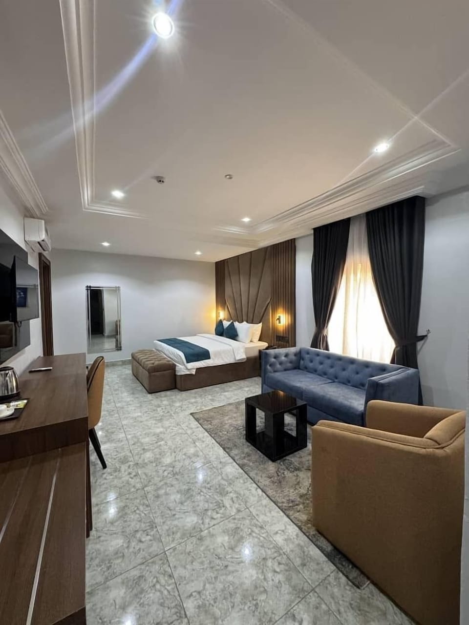 Executive Room, 1 Bedroom, Balcony, City View | Living area | TV