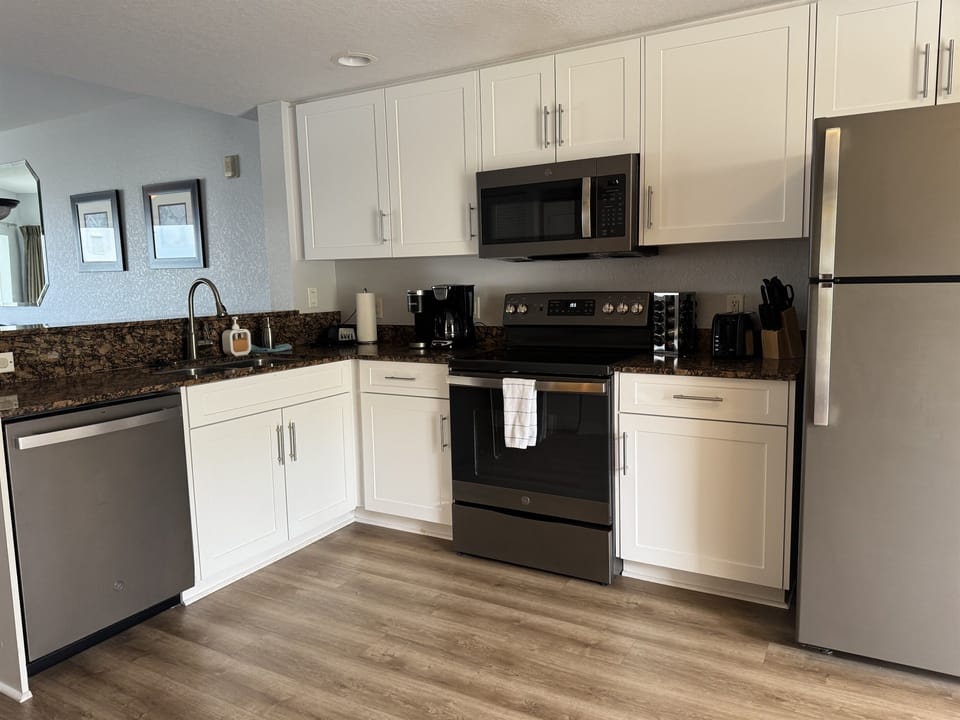 Kitchen, fully stocked with cooking/eating/drinking utensils - Pro-pictures coming soon