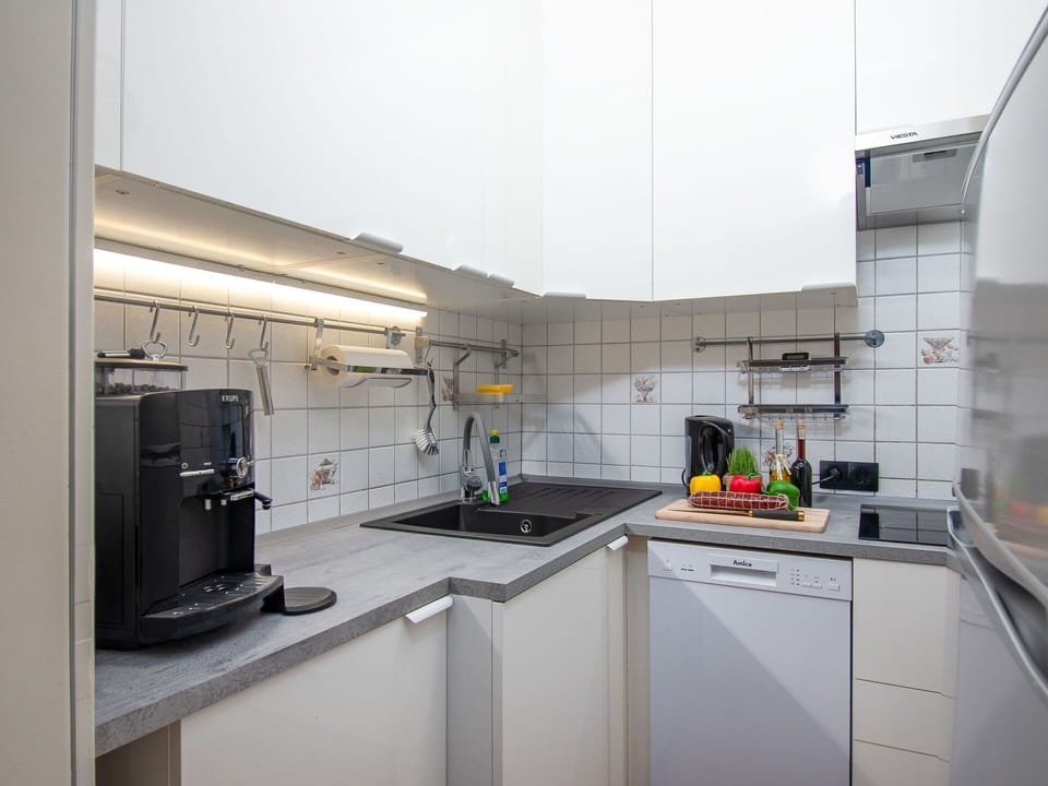Kitchen Appliance, Kitchen, Major Appliance, Countertop, Interior Design, Kitchen Sink, Flooring, Home Appliance, Cabinetry, Lighting