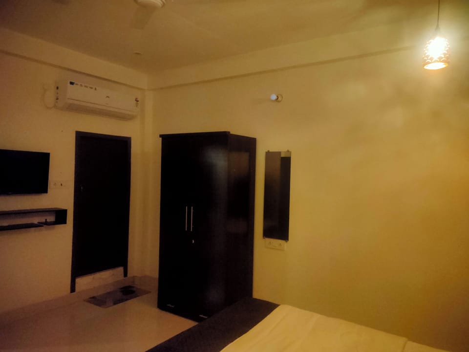 Deluxe Room | Laptop workspace, blackout drapes, iron/ironing board, free WiFi