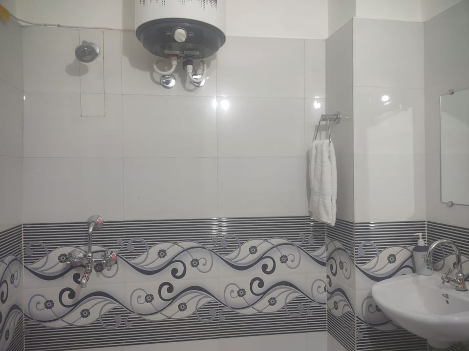 Deluxe Room | Bathroom | Shower, towels, soap, shampoo