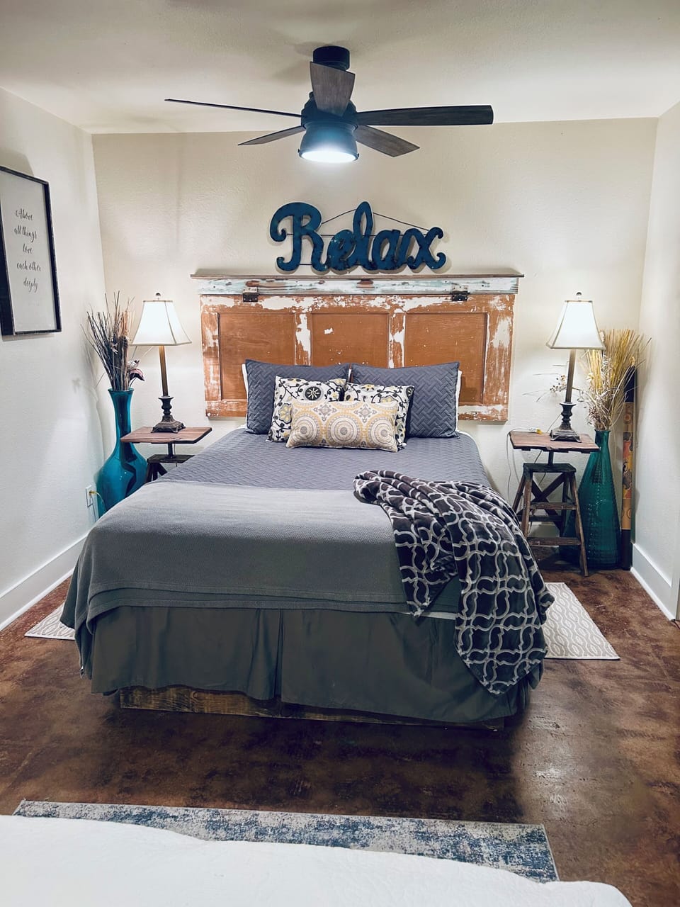 Relax in The  Eclectic Room : 2 Queen sizes beds,Tv and Mini kitchen.