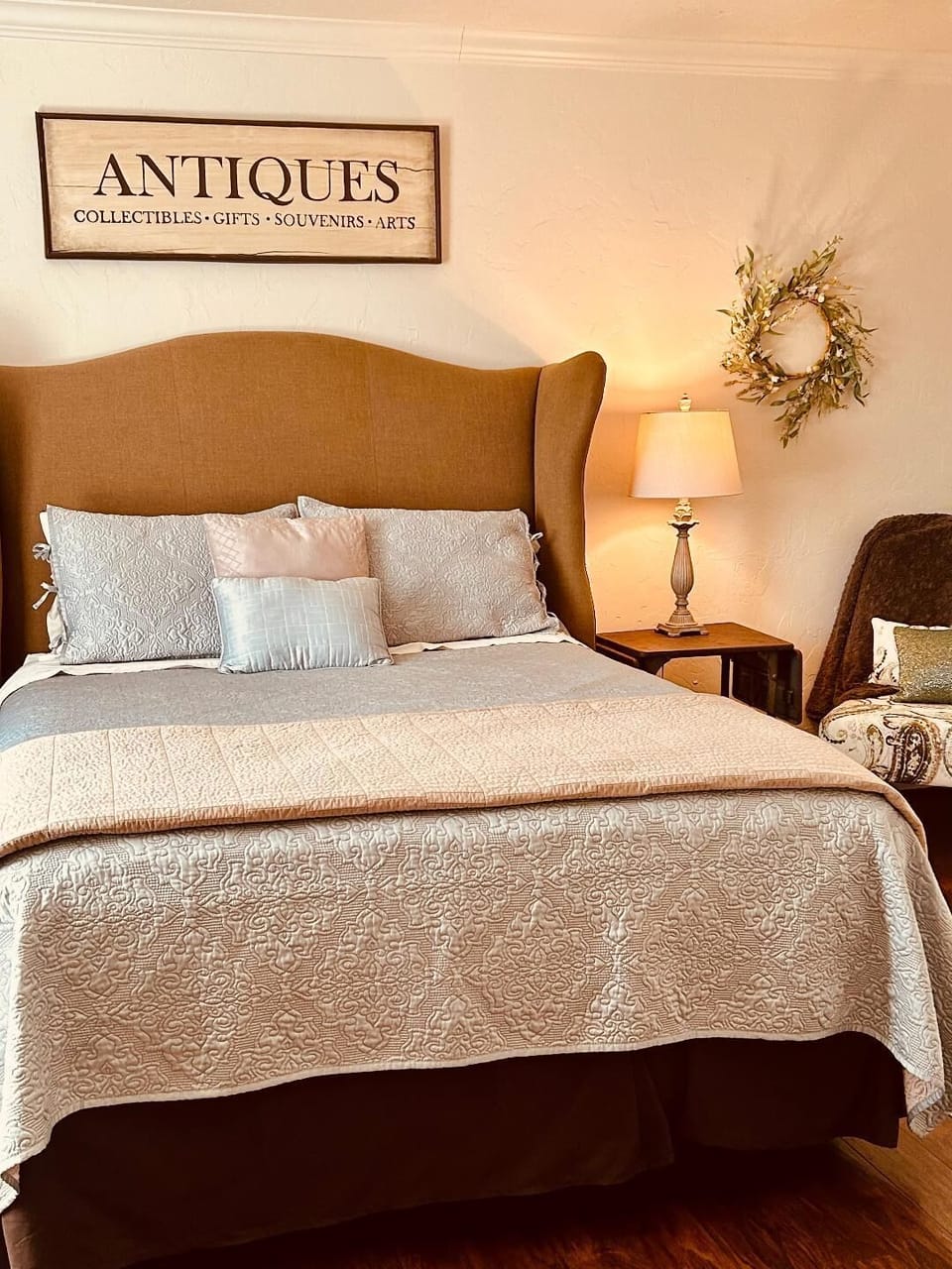 Queen bed in the Antique room with ceiling fan and Smart TV.