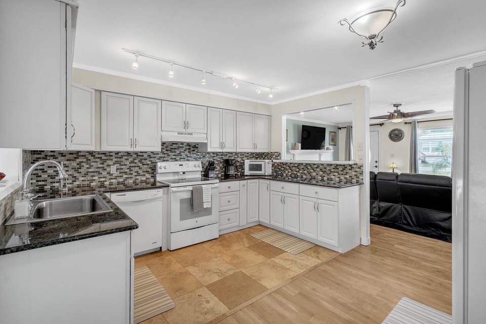House, 3 Bedrooms | Private kitchen | Fridge, oven, coffee/tea maker, toaster